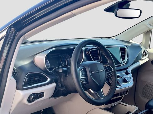 Used 2024 Chrysler Pacifica Touring-L FWD image 9