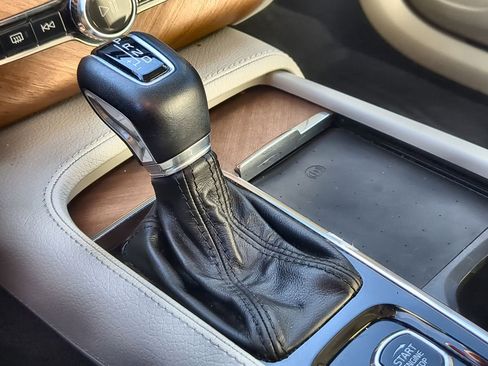 Used 2022 Volvo XC90 T6 Momentum w/ Advanced Package image 16