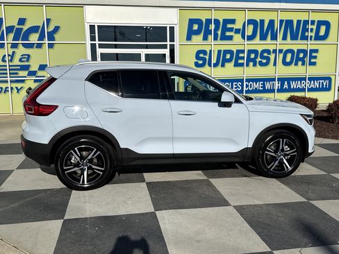 Used 2025 Volvo XC40 B5 Core image 11