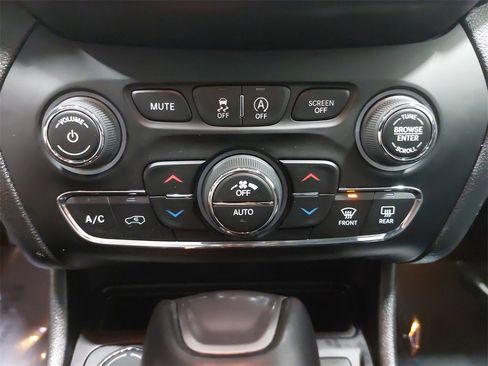 Used 2021 Jeep Cherokee Limited image 40