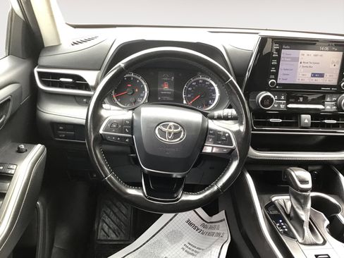 Used 2021 Toyota Highlander LE AWD/4WD image 13