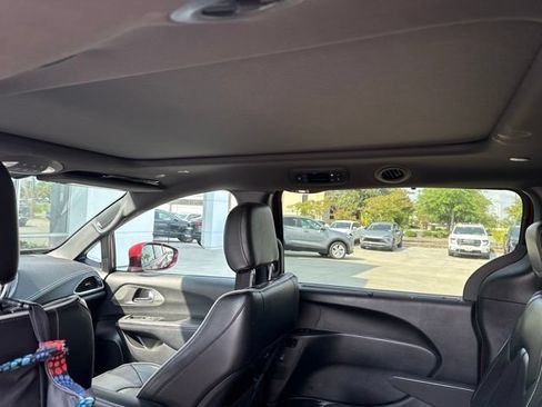 Used 2022 Chrysler Pacifica Limited w/ S Appearance Package FWD image 9