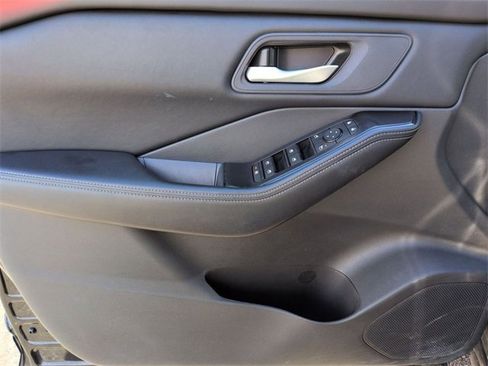 Used 2025 Nissan Rogue SV image 14