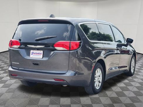 Used 2022 Chrysler Voyager LX FWD image 5