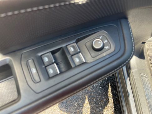 Used 2025 Volkswagen Atlas Cross Sport SE FWD image 8