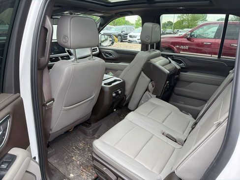 Used 2023 GMC Yukon XL SLT w/ SLT Premium Package AWD/4WD image 15