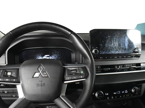 Used 2023 Mitsubishi Outlander SE image 16