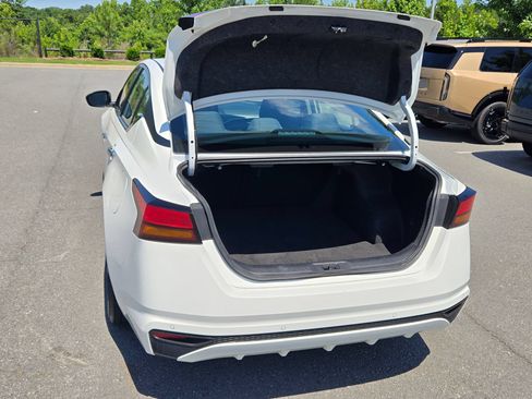 Used 2025 Nissan Altima 2.5 SV FWD image 18
