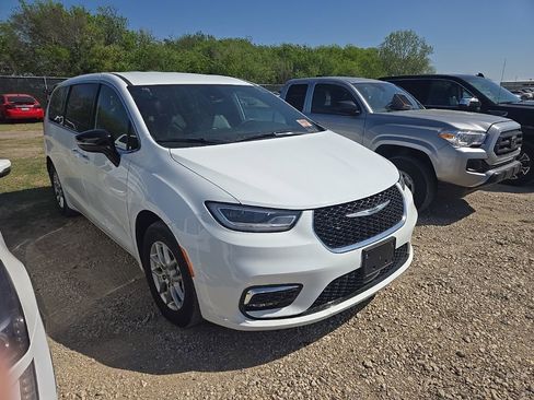 Used 2025 Chrysler Pacifica Select image 4