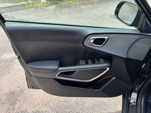 Used 2025 Kia Soul LX w/ LX Technology Package FWD image 18