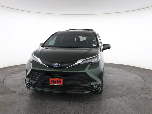 Used 2025 Toyota Sienna XLE FWD image 4