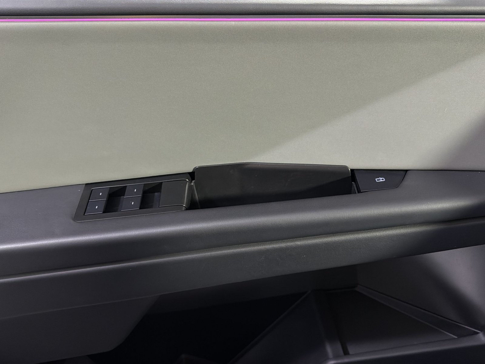 Used 2024 Tesla Cybertruck AWD Crew Cab image 32