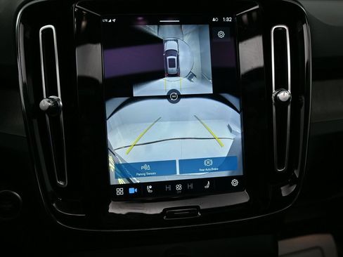 Used 2024 Volvo XC40 B5 Ultimate w/ Protection Package Premier image 12