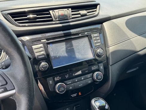 Used 2017 Nissan Rogue SV w/ SV Premium Package AWD/4WD image 25