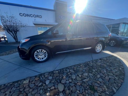 Used 2016 Toyota Sienna XLE image 1