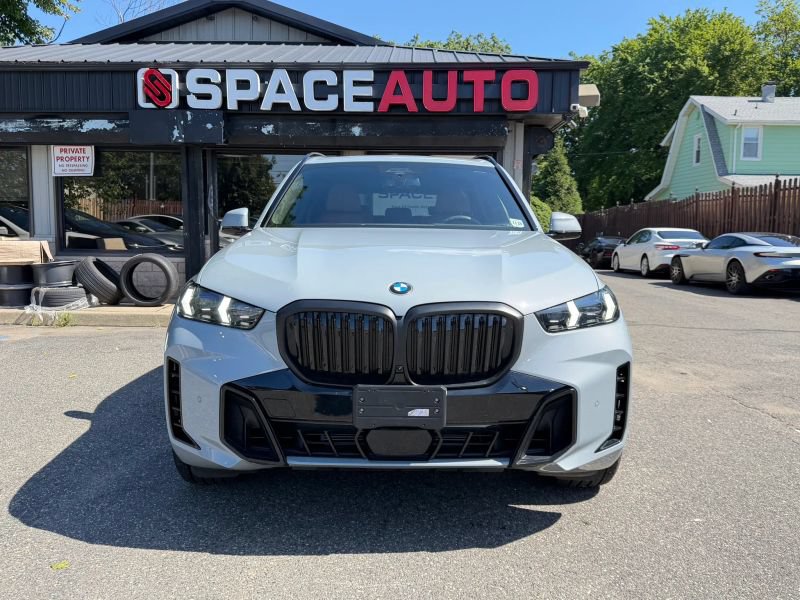 Used 2025 BMW X5 xDrive40i w/ M Sport Package AWD/4WD image 2