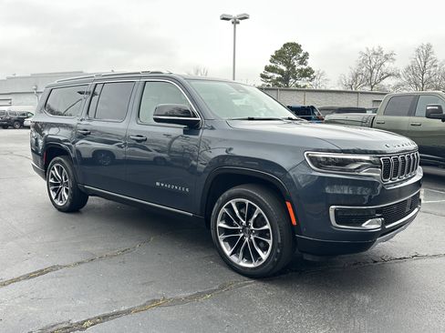 Used 2024 Jeep Wagoneer L Series III w/ Premium Group I image 2