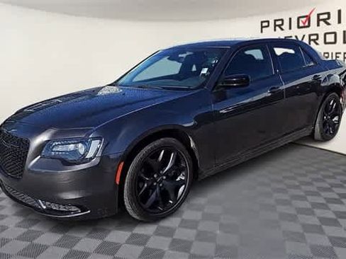 Used 2023 Chrysler 300 Touring w/ Sport Appearance Package image 4