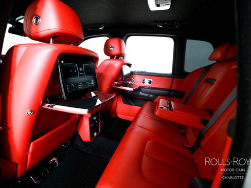Used 2021 Rolls-Royce Cullinan Black Badge image 20