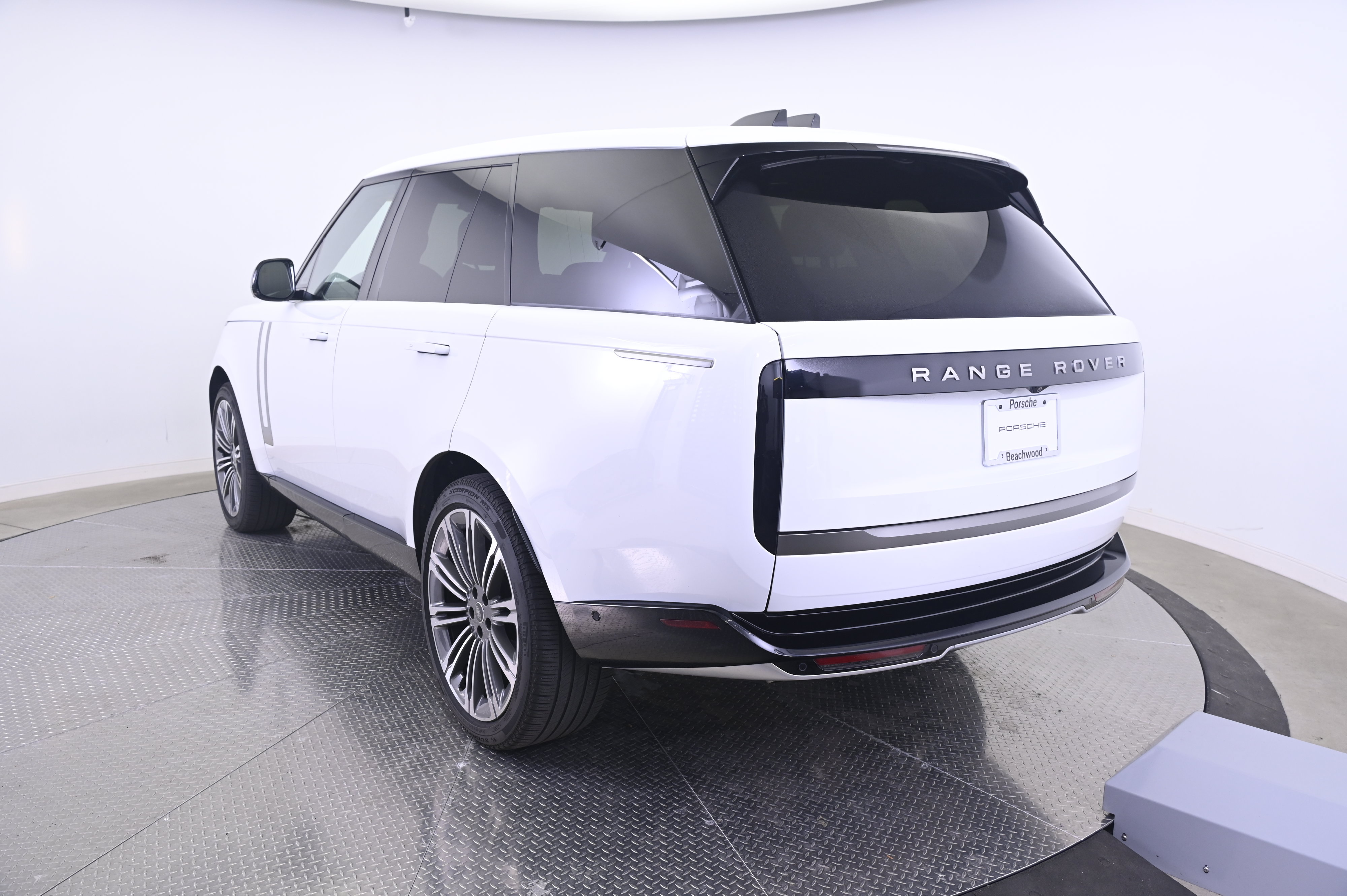 Used 2025 Land Rover Range Rover SE AWD/4WD image 3