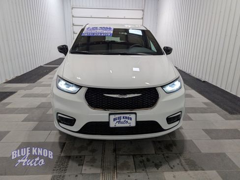 Used 2025 Chrysler Pacifica Select image 6