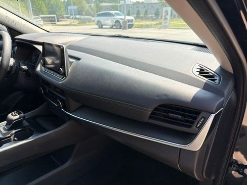 Used 2025 Nissan Rogue S AWD/4WD image 24