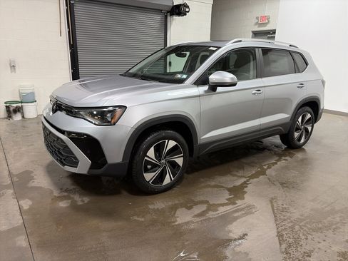 New 2026 Volkswagen Taos SE image 6