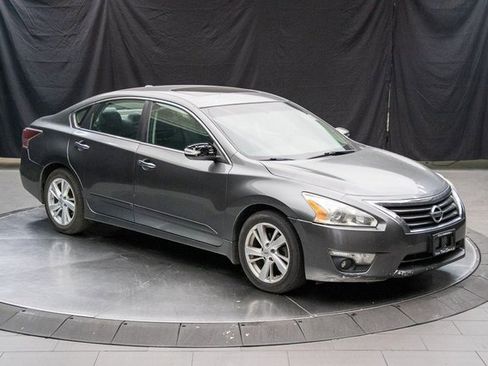 Used 2015 Nissan Altima 2.5 SV w/ Convenience Package image 2