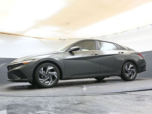 Certified 2024 Hyundai Elantra SEL w/ Convenience Package image 40