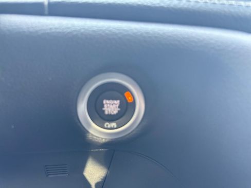 Used 2024 Chrysler Pacifica Premium image 28