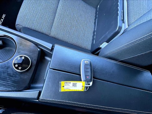 Used 2023 Nissan Rogue SV image 31