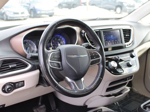 Used 2019 Chrysler Pacifica Touring-L image 19