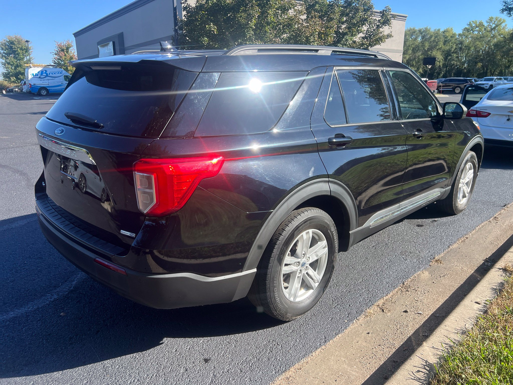 Used 2020 Ford Explorer XLT w/ Comfort Package AWD/4WD image 5