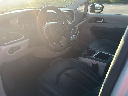 Used 2024 Chrysler Pacifica Touring-L FWD image 11