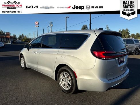 Used 2024 Chrysler Pacifica Touring-L FWD image 11