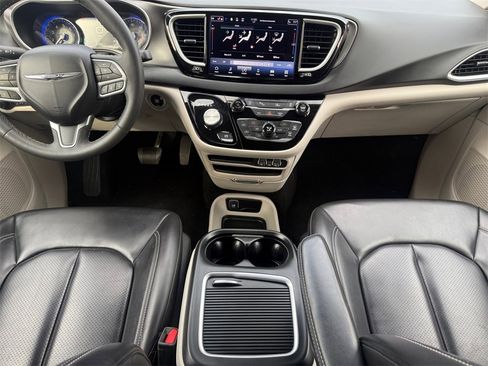 Used 2023 Chrysler Pacifica Touring-L image 10