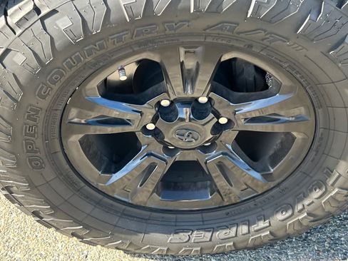 Used 2018 Toyota Tacoma TRD Sport w/ Technology Package AWD/4WD image 10