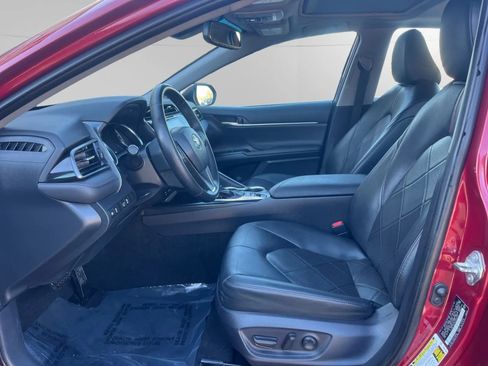 Used 2019 Toyota Camry XLE w/ Sunroof Package image 10