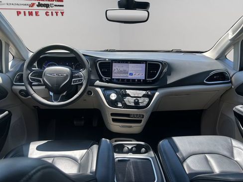 Used 2023 Chrysler Pacifica Touring-L FWD image 19