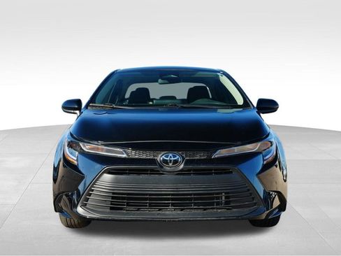 Used 2025 Toyota Corolla LE image 2