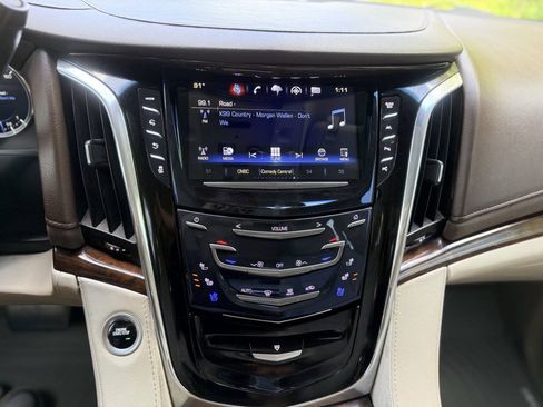 Used 2017 Cadillac Escalade Premium Luxury AWD/4WD image 26