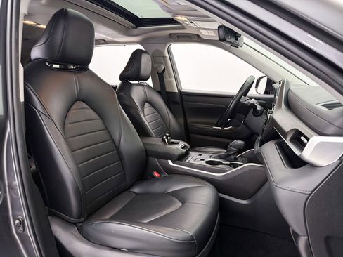 Used 2022 Toyota Highlander XLE FWD image 26