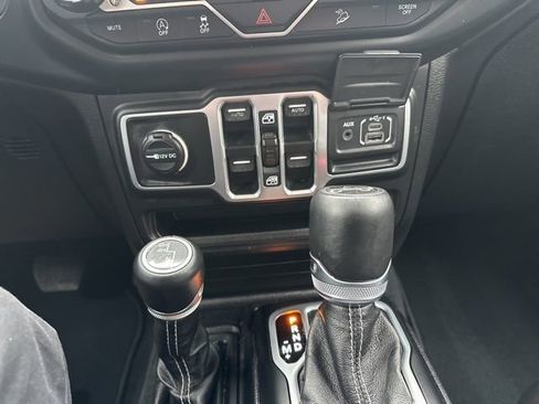 Used 2018 Jeep Wrangler Unlimited Sahara image 30