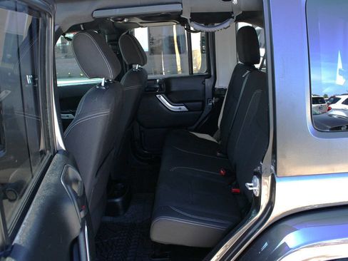 Used 2018 Jeep Wrangler Unlimited Sahara w/ Dual Top Group AWD/4WD image 9