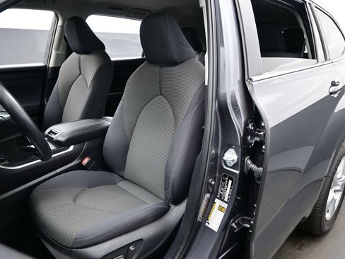 Used 2024 Toyota Highlander LE AWD/4WD image 12