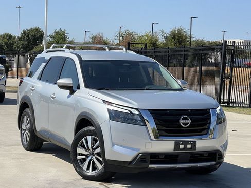Used 2025 Nissan Pathfinder SL FWD image 1
