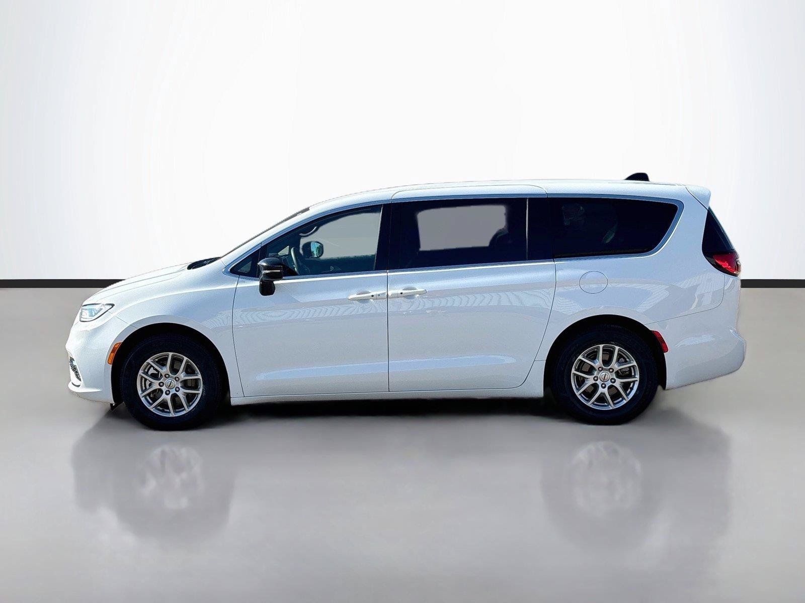 Certified 2025 Chrysler Pacifica Select FWD image 8