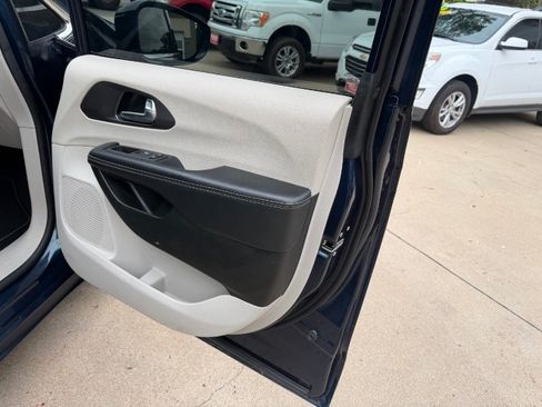 Used 2022 Chrysler Pacifica Touring-L FWD image 20