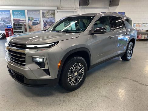 Used 2025 Chevrolet Traverse LT image 3