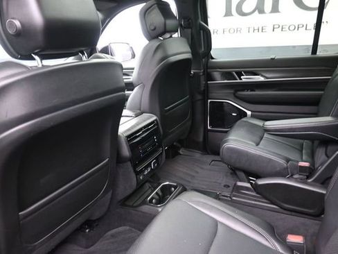 Used 2023 Jeep Wagoneer L Series III w/ Premium Group I AWD/4WD image 25